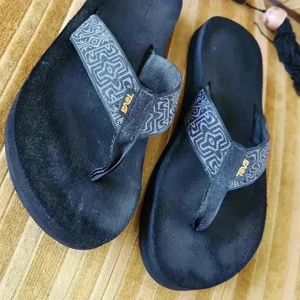 Men's Size 11 Teva Black Flipflops - Picture 2 of 15